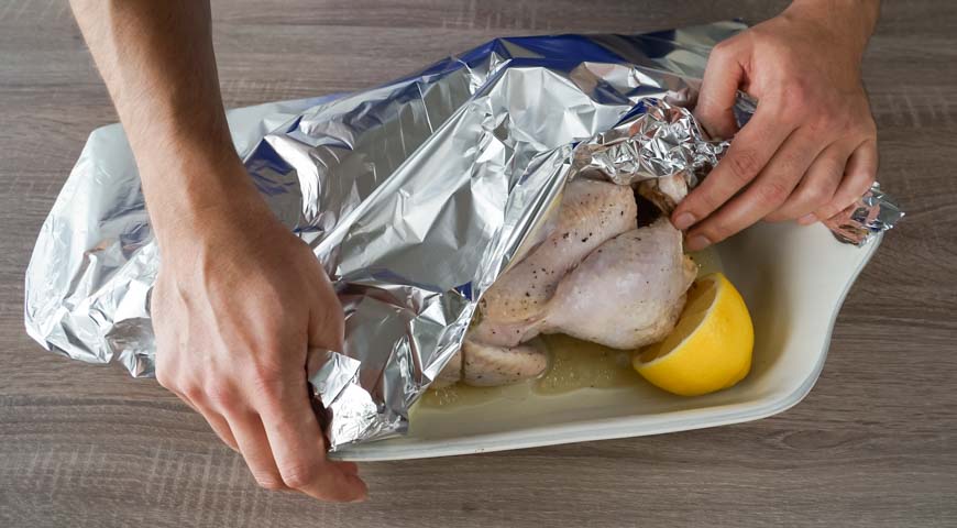 Курица, запеченная в фольге, положите в форму курицу, влейте бульон и плотно закройте форму фольгой