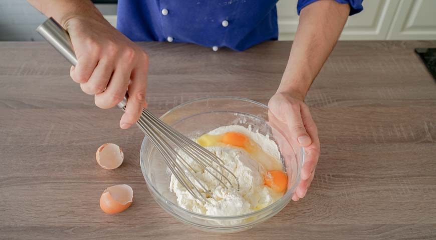 Простые сырники, добавьте яйца в творог
