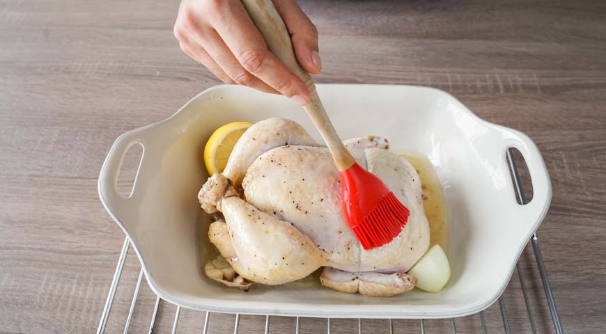 Курица, запеченная в фольге, смажьте курицу соком со дна формы и верните в духовку