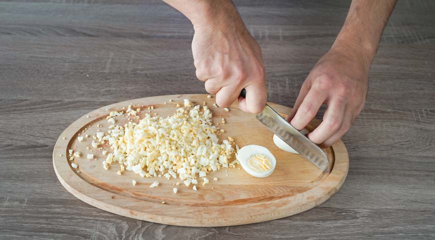 Салат Гранатовый браслет с беконом, мелко нарежьте вареные яйца