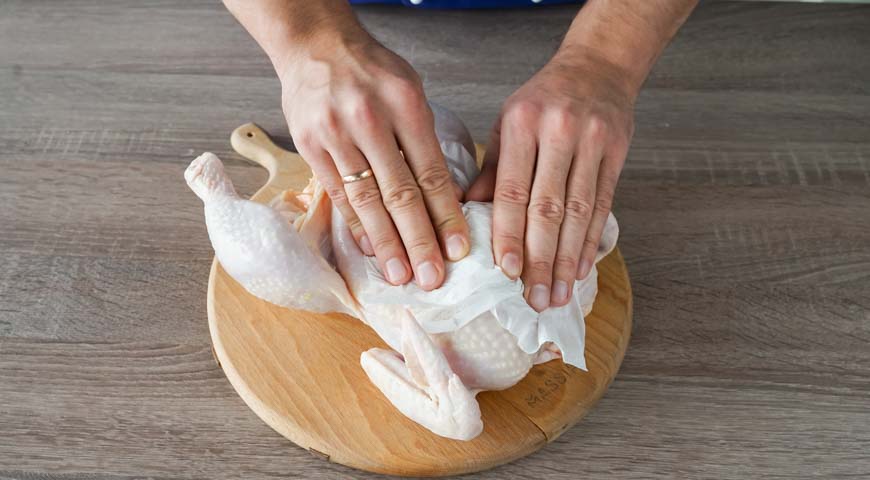 Курица, запеченная в фольге, надавите на грудину, чтобы сломать килевую кость