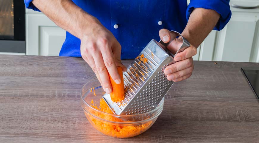 Морковный пирог, натрите морковь на терке