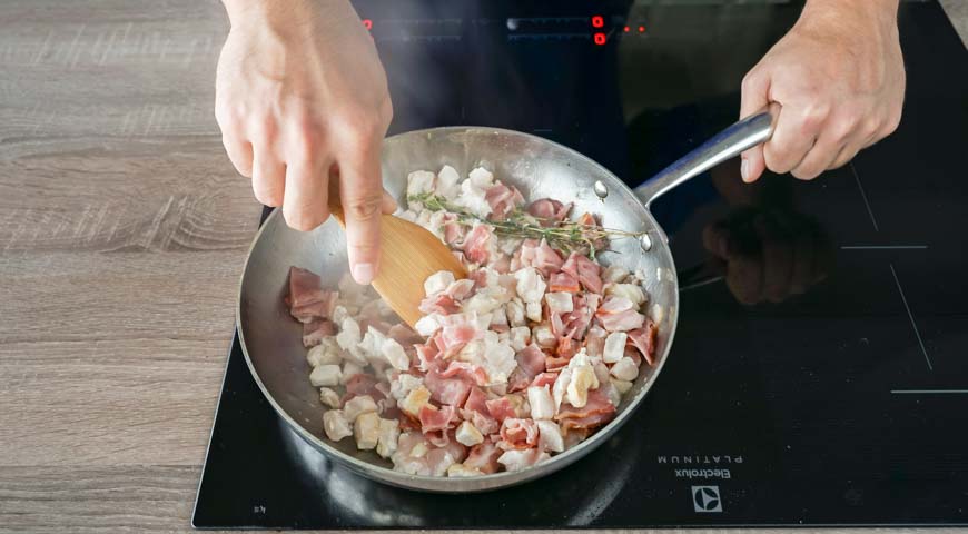 Салат Гранатовый браслет с беконом, пожарьте куриное мясо до готовности