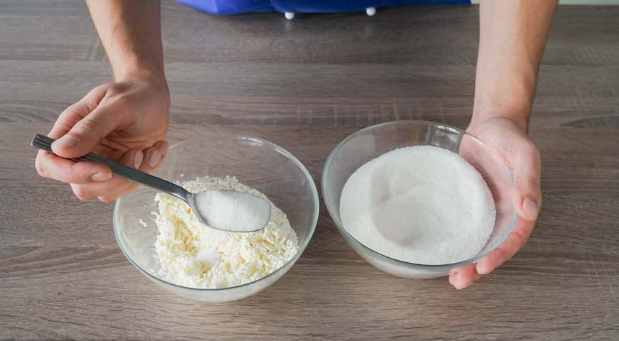 Классические сырники, в миску с творогом добавьте обычный и ванильный сахар, а также соль