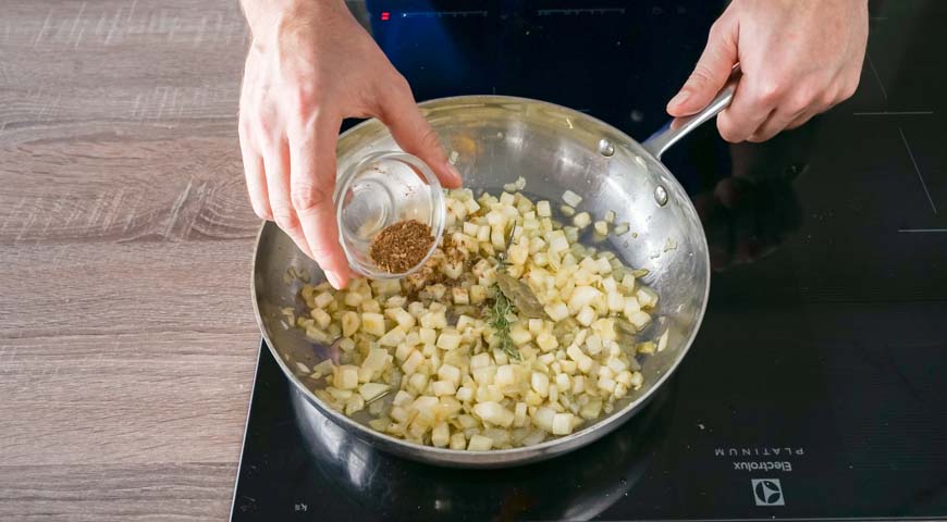 Крем-суп из цветной капусты, спассируйте овощи со специями
