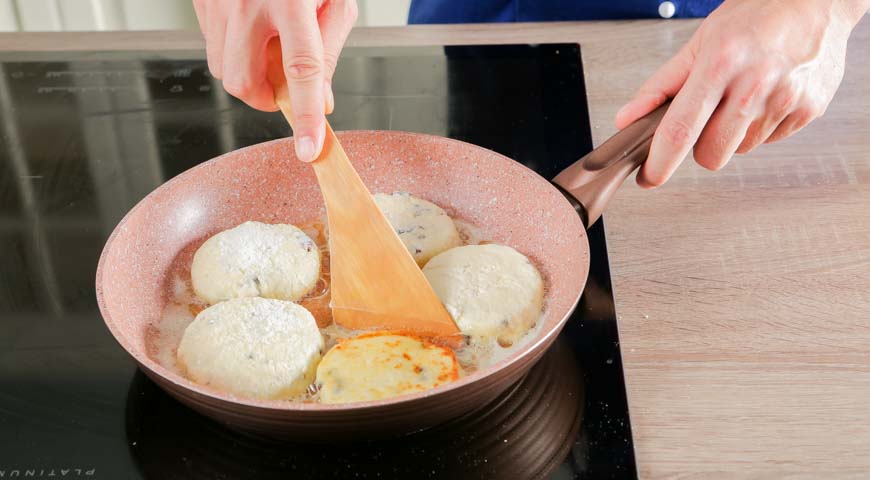 Простые сырники, выложите подготовленные сырники на сковороду и обжарьте