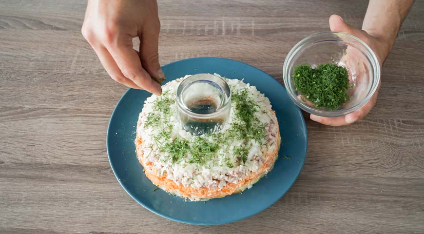 Салат Гранатовый браслет с беконом, салат выкладывается слоями по кругу, солим, перчим
