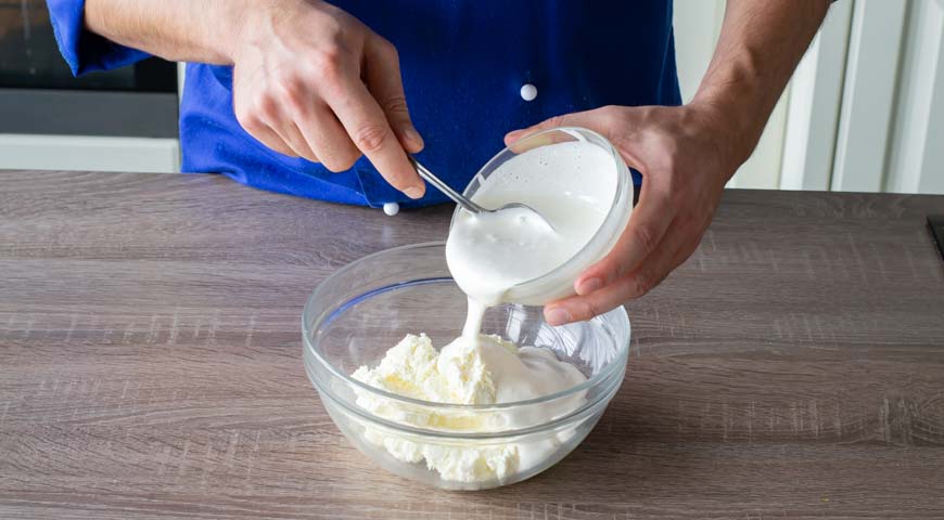 Творожное печенье, взбейте яйца с сахаром миксером, добавьте в творожную массу