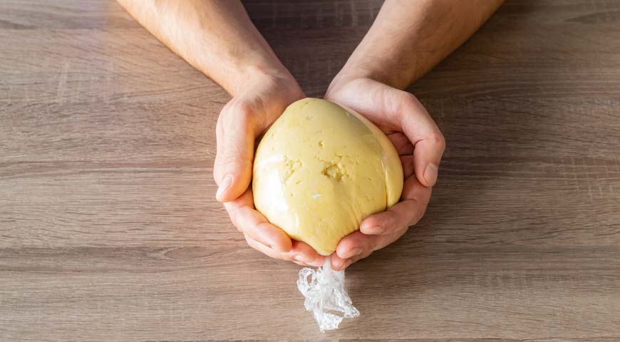 Песочное печенье, из получившегося теста сформуйте шар, оберните его пищевой пленкой