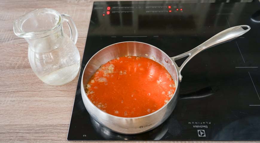 Фрикадельки в томатном соусе, к луку добавьте протертые томаты