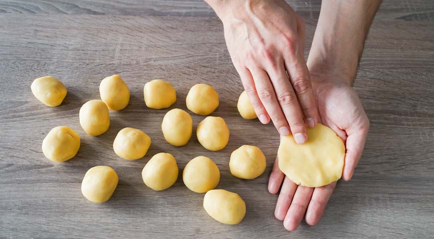 Печенье с ананасовым джемом внутри, размомните тесто руками в лепешечку