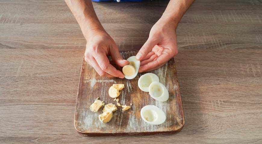 Форшмак из селедки, сварите яйца вкрутую, очистите и отделите желтки от белков