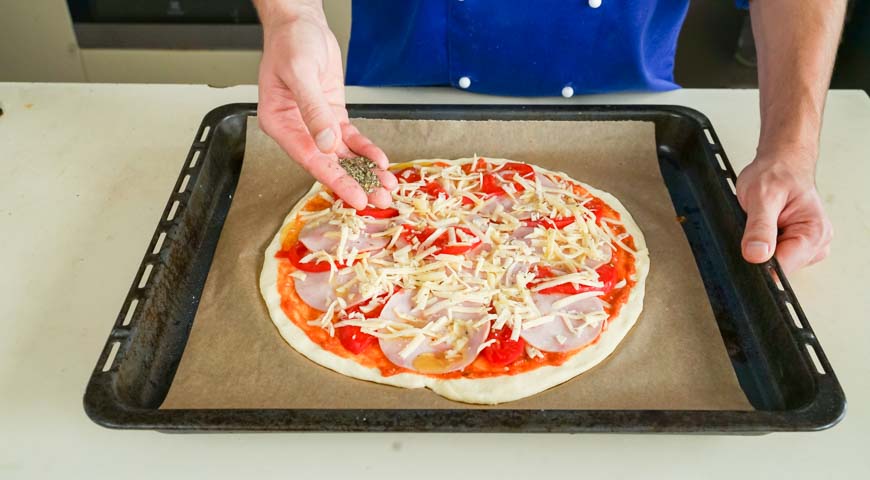 Пицца на кефире, посыпьте пиццу сушеным базиликом