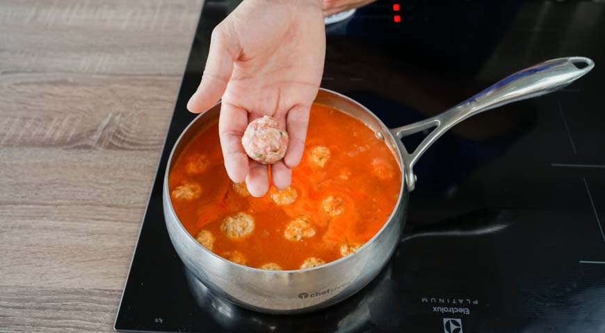 Фрикадельки в томатном соусе, в томатный соус добавьте фрикадельки