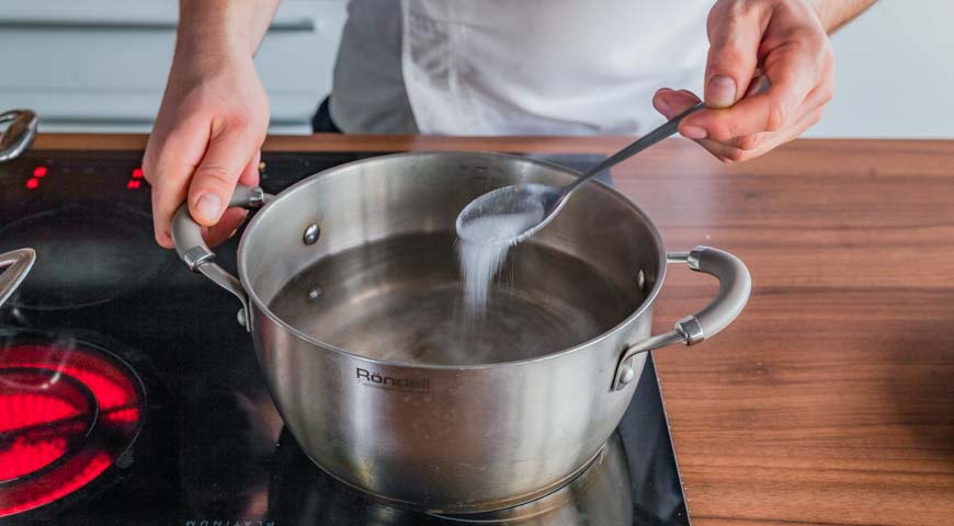 Паста в сливочном соусе, в кастрюлю налейте воды, доведите до кипения и добавьте соль