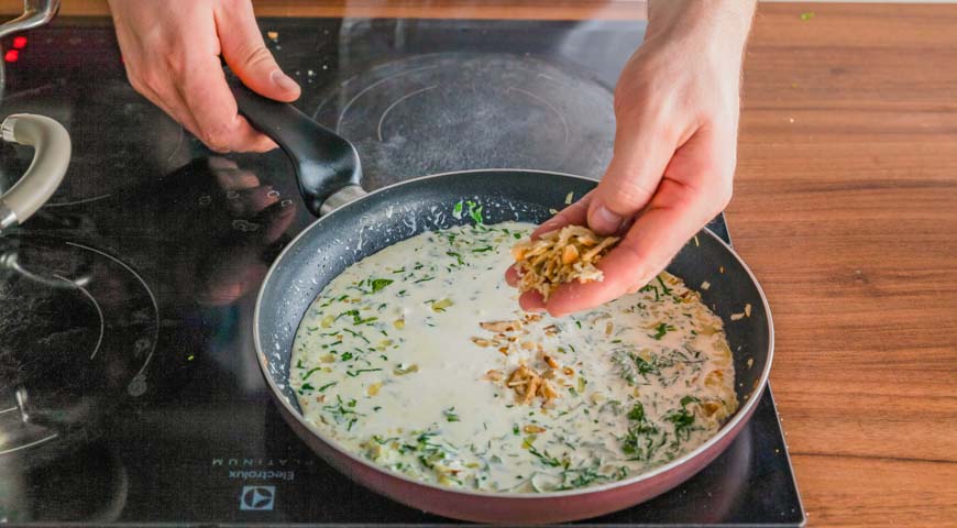 Паста в сливочном соусе, влейте сливки, добавьте грецкие орехи и быстро доведите до кипения