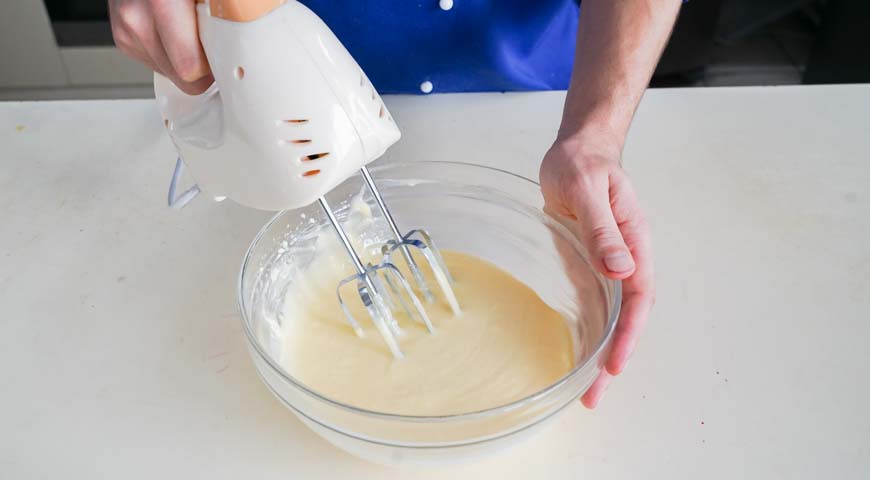 Тающее во рту печенье на майонезе, добавьте яичную смесь к масляно-майонезной и взбейте миксером