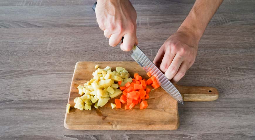 Нарежьте овощи для слоеного салата с курицей