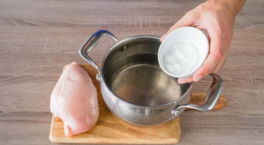 Приготовьте соляной раствор для варки курицы