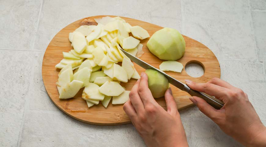 слоеный яблочный пирог, нарежьте яблоки