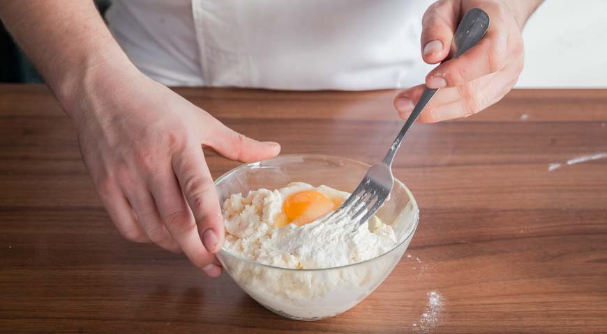 сырники с изюмом, к творогу добавьте яйца, сахарную пудру и муку