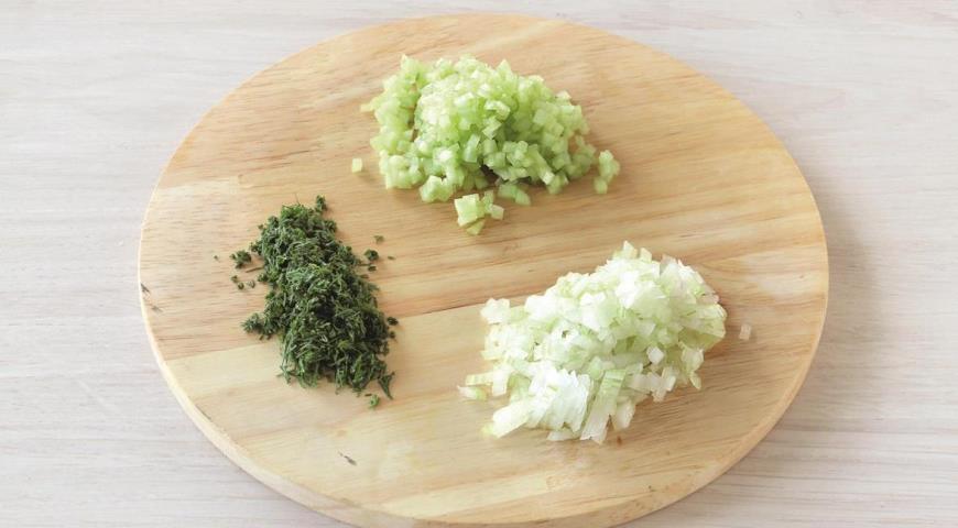Фото приготовления рецепта: Салат с авокадо, красной рыбой и огурцом за 15 минут, шаг №2