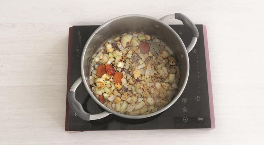 Фото приготовления рецепта: Пряный суп с ягнятиной и картофелем, шаг №2