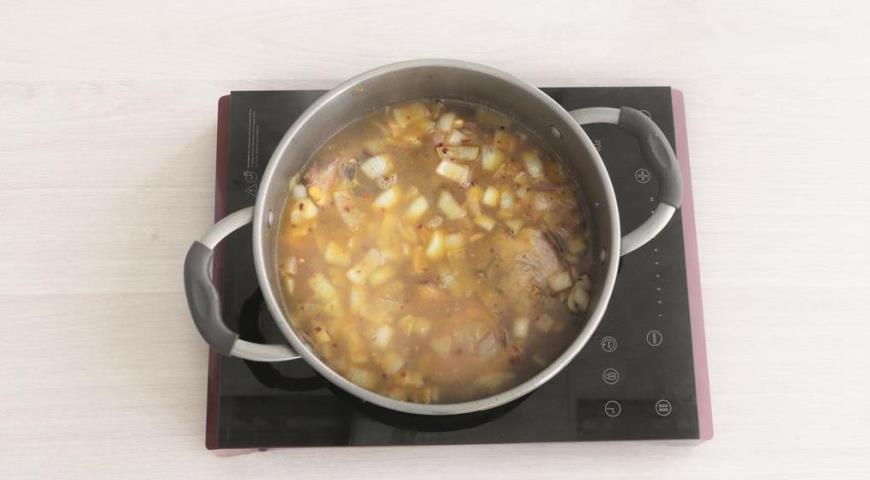 Фото приготовления рецепта: Пряный суп с ягнятиной и картофелем, шаг №3