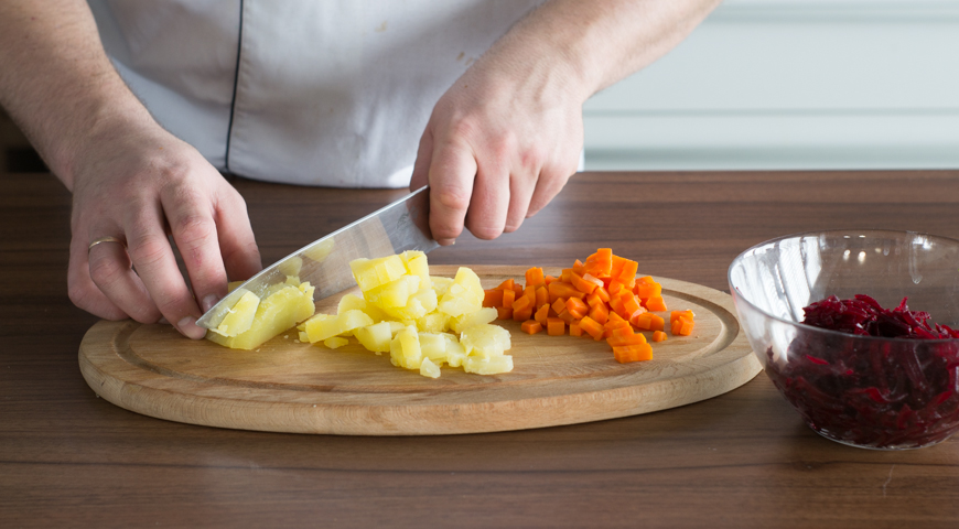 Селедка под шубой в стаканчиках, натрите свеклу на терке, а морковь и картофель нарежьте кубиками
