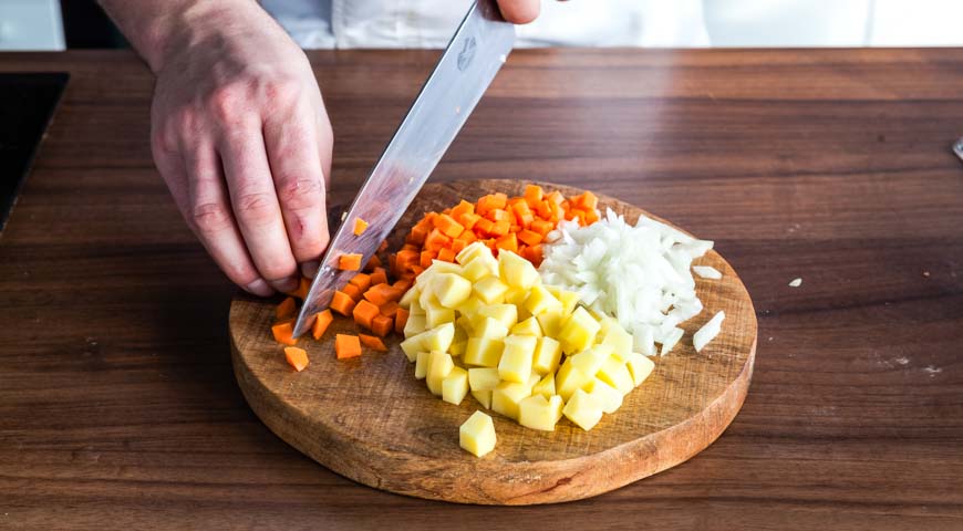 Гороховый суп с копченостями, порубите лук, морковь и картофель