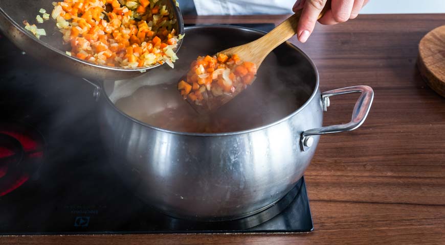 Гороховый суп с копченостями, добавьте морковь и лук в суп