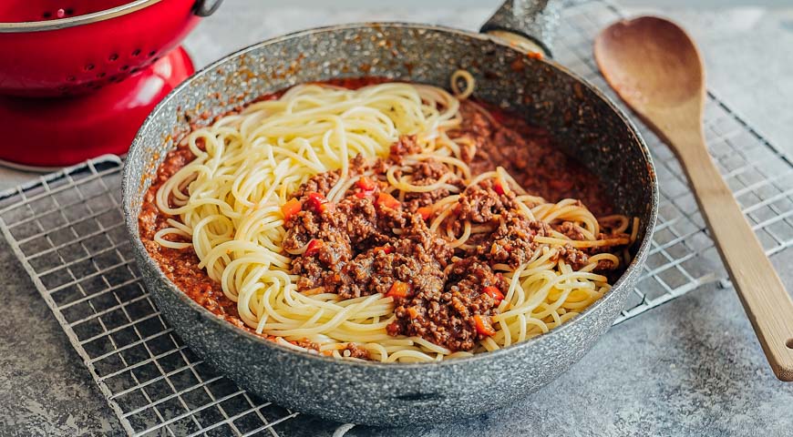 Спагетти кладем в соус болоньезе, перемешиваем