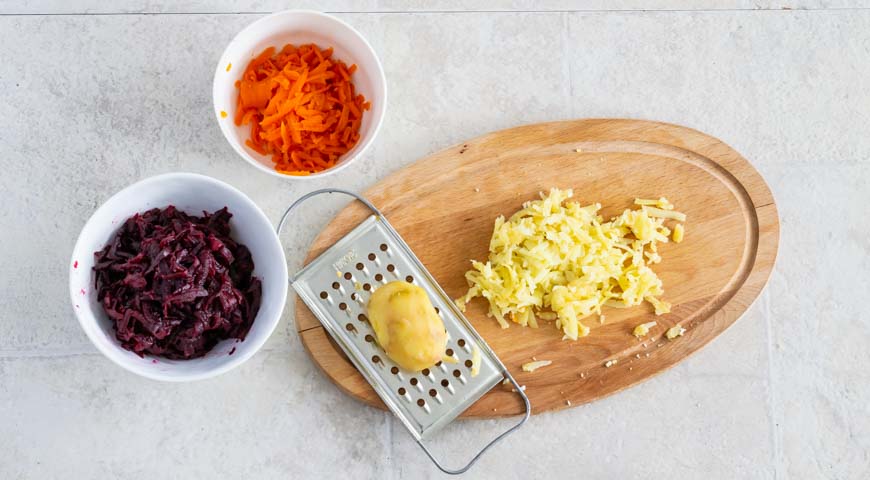 Селедка под шубой, картофель, морковь и свеклу натрите на крупной или средней терке