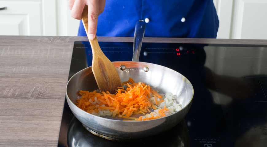 Ленивые голубцы, положите в сковороду лук и слегка подрумяньте, затем добавьте морковь