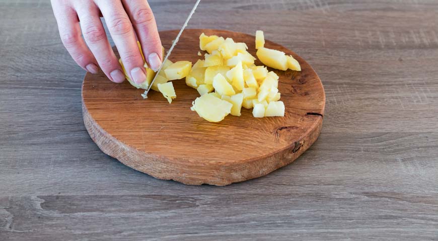 Оливье с яблочным майонезом, нарежьте запеченый картофель на кубики