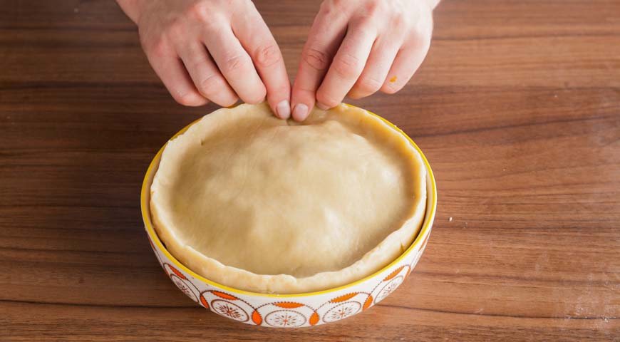 Американский яблочный пирог, закройте начинку тестом, соедините края нижнего и верхнего слоев теста