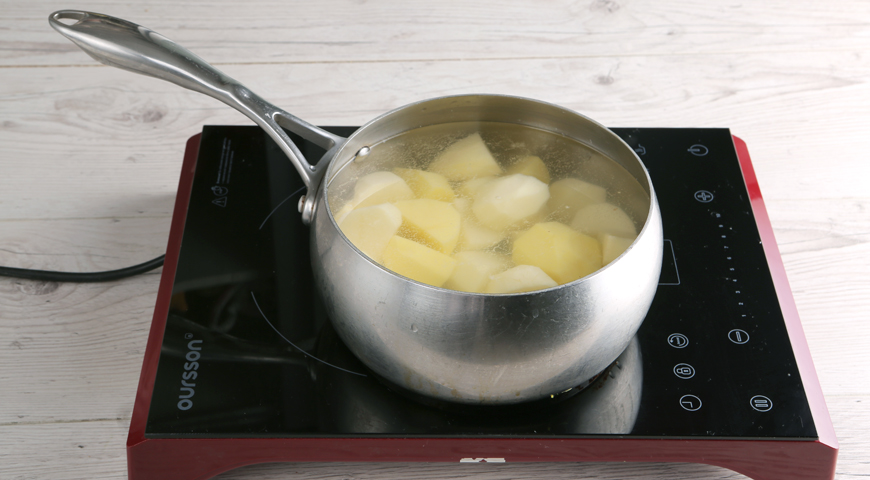 Пышное картофельное пюре, картофель сложите в кастрюлю и залейте водой