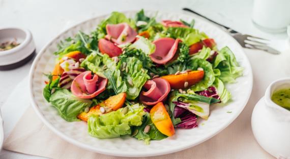 Салат с нектарином, вареной колбасой и базиликом, рецепт