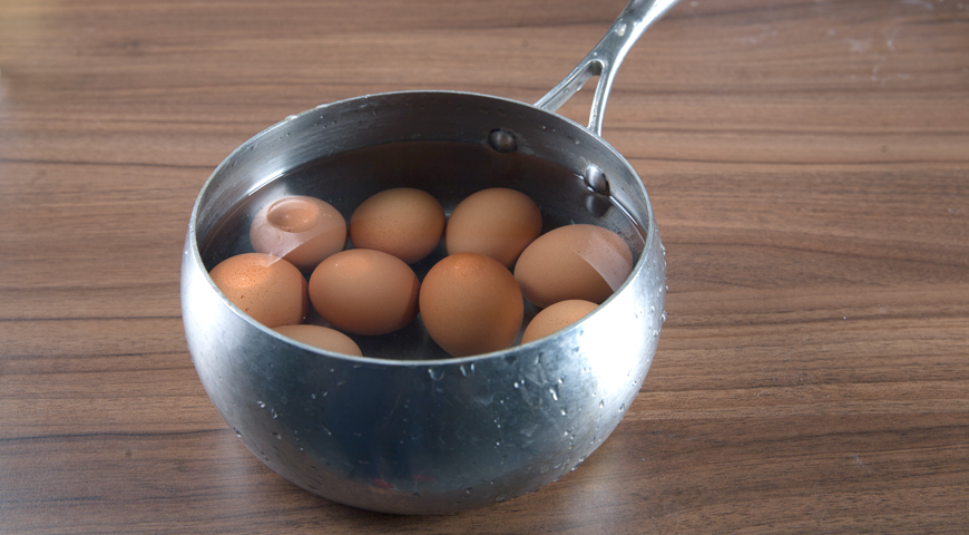 салат с крабовыми палочками, кукурузой и огурцом, подготовьте яйца