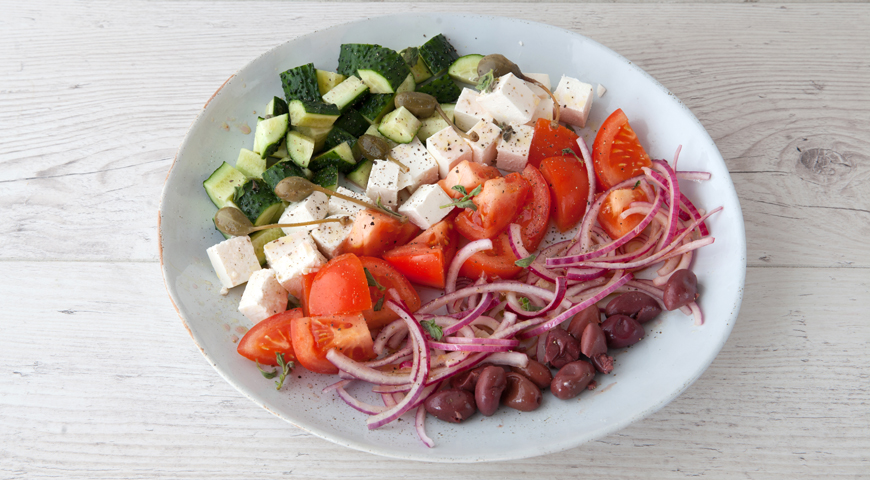 Греческий салат с брынзой, рядами уложите ингредиенты
