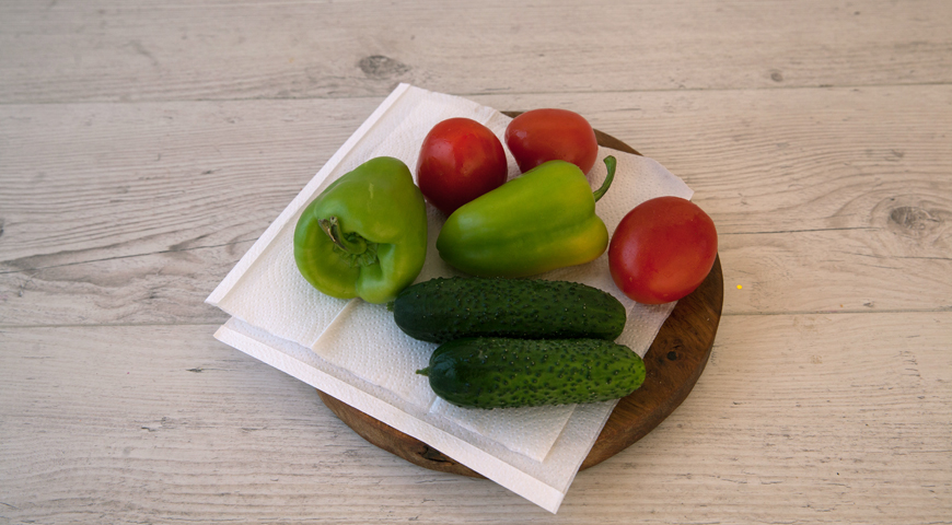 Греческий салат с фетаксой, подготовьте овощи
