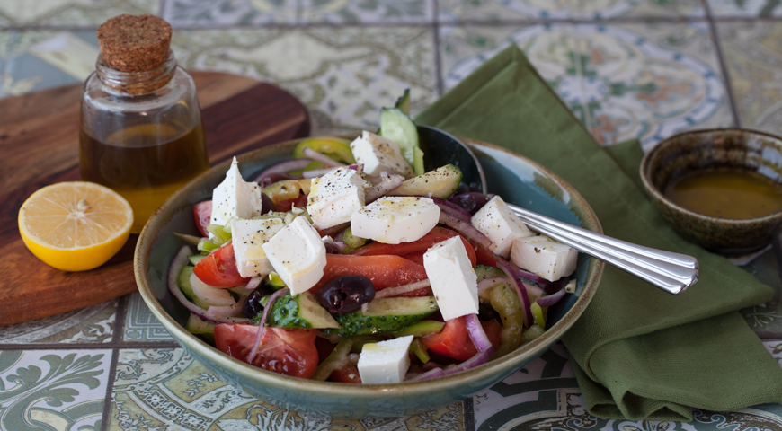 Греческий салат с фетаксой, положите кусок фетаксы