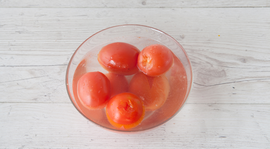 Чахохбили из курицы, опустите помидоры в кипящую воду на 1 минуту