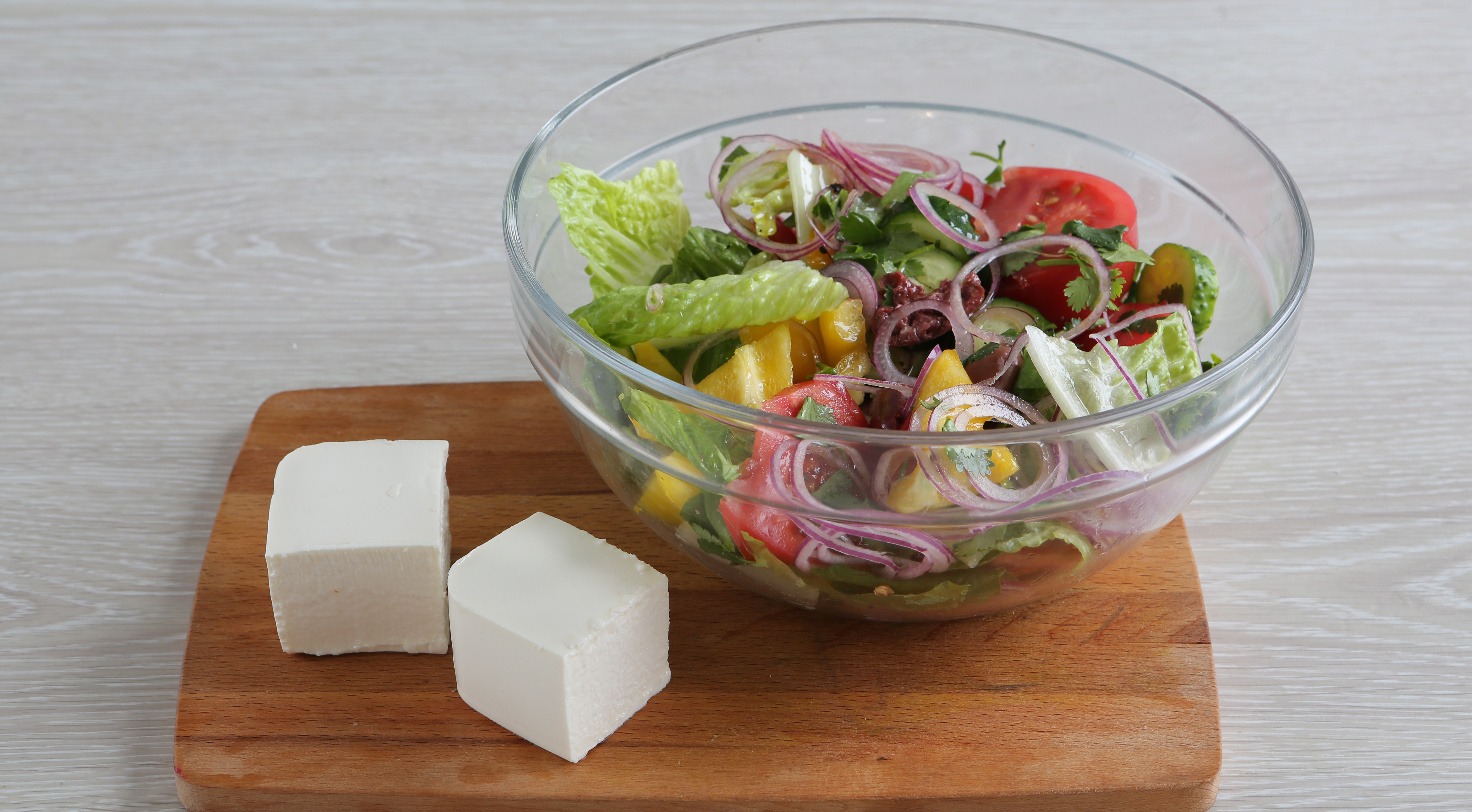 Греческий салат, перемешайте салат