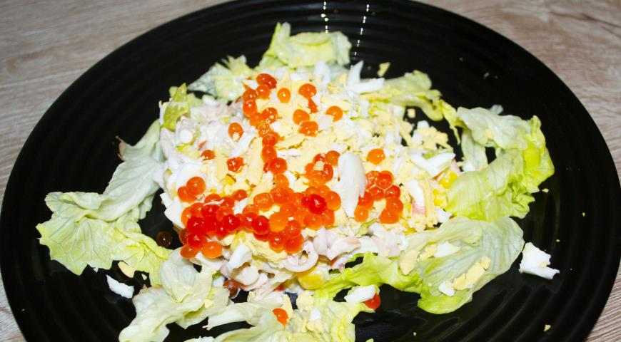 Фото приготовления рецепта: Новогодний салат из крабовых палочек и кальмаров «Морской каприз», шаг №8