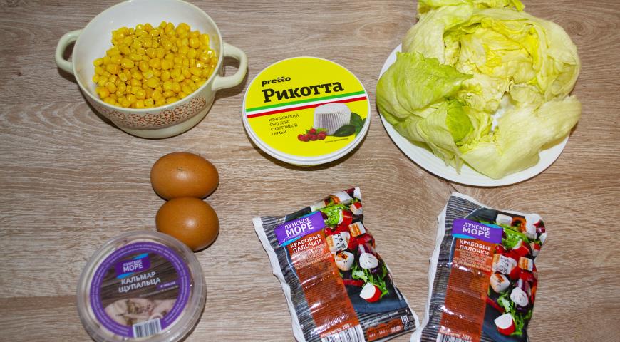 Фото приготовления рецепта: Новогодний салат из крабовых палочек и кальмаров «Морской каприз», шаг №1