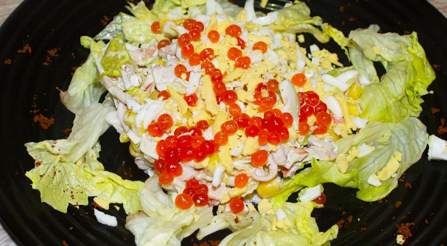 Новогодний салат из крабовых палочек и кальмаров «Морской каприз» 