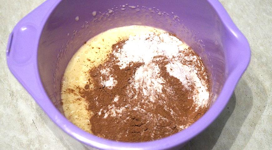 Фото приготовления рецепта: Шоколадное пирожное , шаг №2