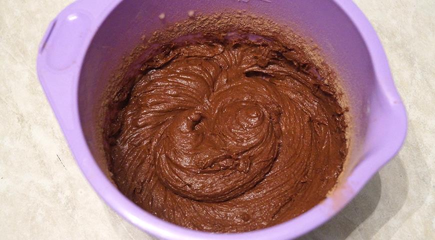 Фото приготовления рецепта: Шоколадное пирожное , шаг №3