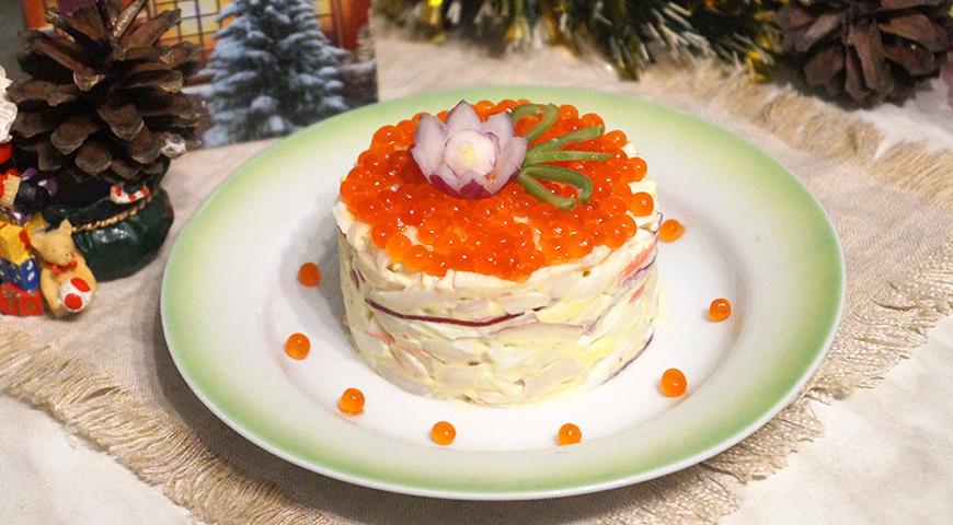 Фото приготовления рецепта: Салат с кальмарами и крабовыми палочками, шаг №6